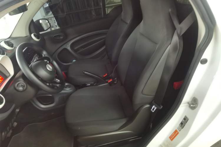 Used smart fortwo 2015 1.0L 52 kW hardtop Dynamic version Left Front Seat