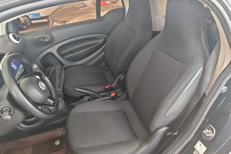 Used smart fortwo 2015 1.0L 52 kW hardtop Dynamic version Left Front Seat