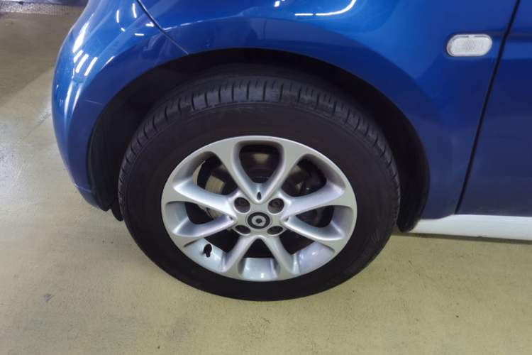 Used smart fortwo 2015 1.0L 52 kW hardtop Dynamic version Left Front Wheel Hub