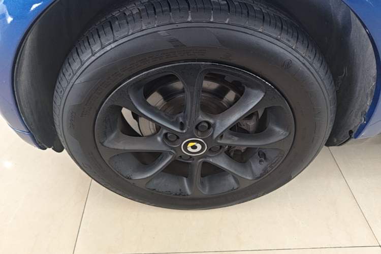 Used smart fortwo 2015 1.0L 52 kW hardtop Dynamic version Left Front Wheel Hub