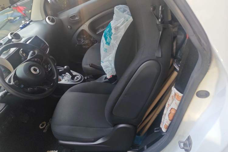 Used smart fortwo 2015 1.0L 52 kW hardtop Dynamic version Left Rear Seat