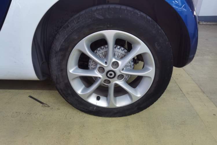 Used smart fortwo 2015 1.0L 52 kW hardtop Dynamic version Left Rear Wheel Hub