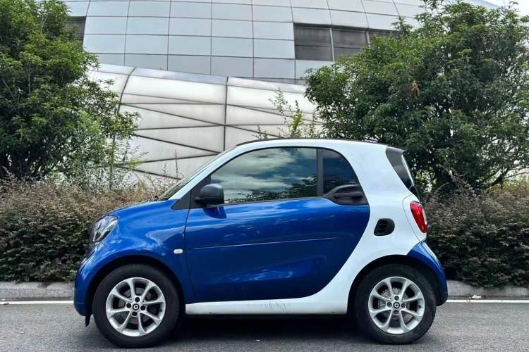 Used smart fortwo 2015 1.0L 52 kW hardtop Dynamic version Left Side