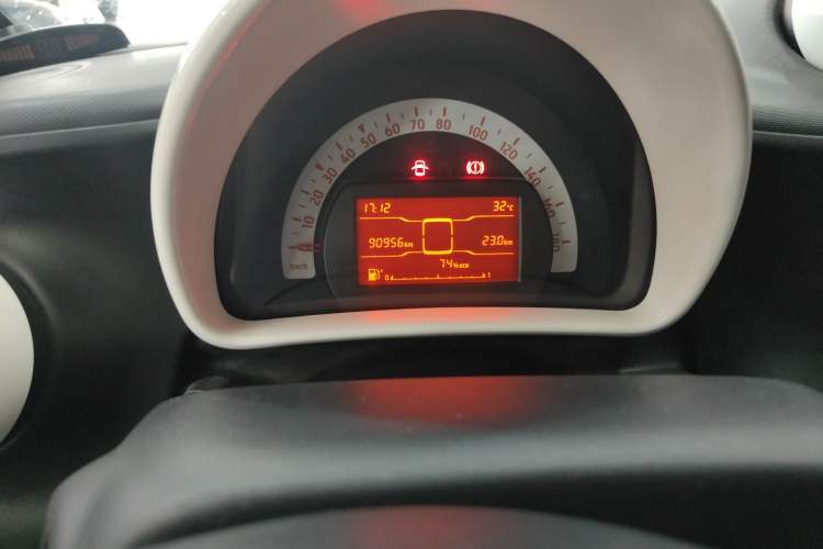 Used smart fortwo 2015 1.0L 52 kW hardtop Dynamic version Odometer Close Up