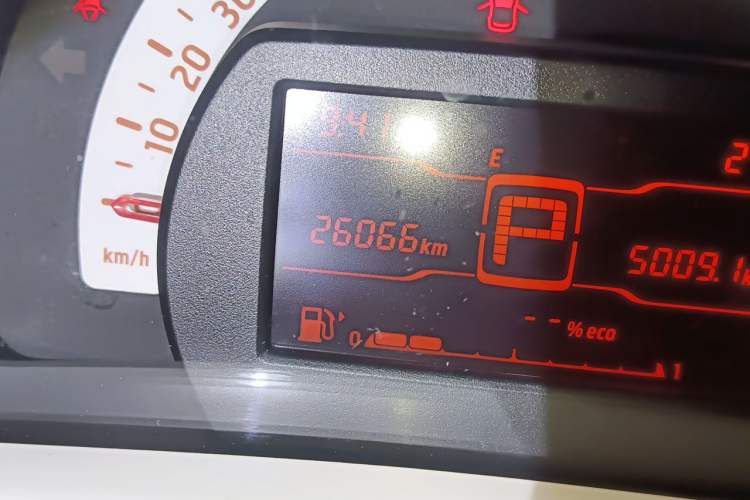 Used smart fortwo 2015 1.0L 52 kW hardtop Dynamic version Odometer Close Up