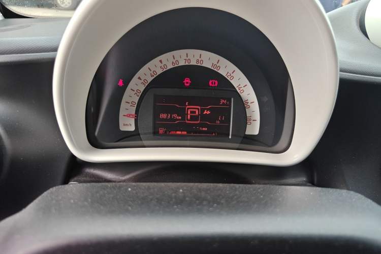 Used smart fortwo 2015 1.0L 52 kW hardtop Dynamic version Odometer Close Up