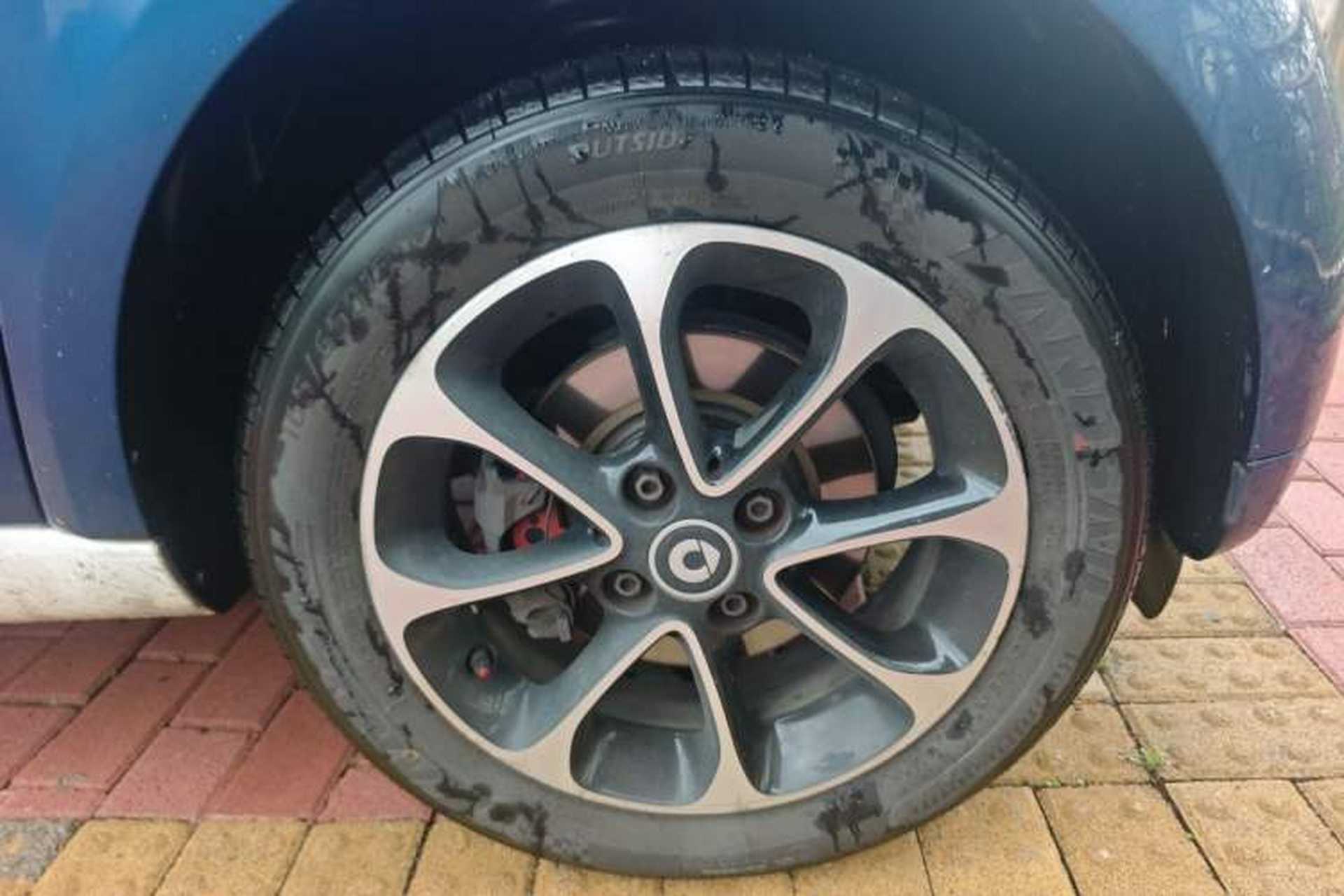 Used smart fortwo 2015 1.0L 52 kW Hardtop Passion Edition Right Front Wheel Hub