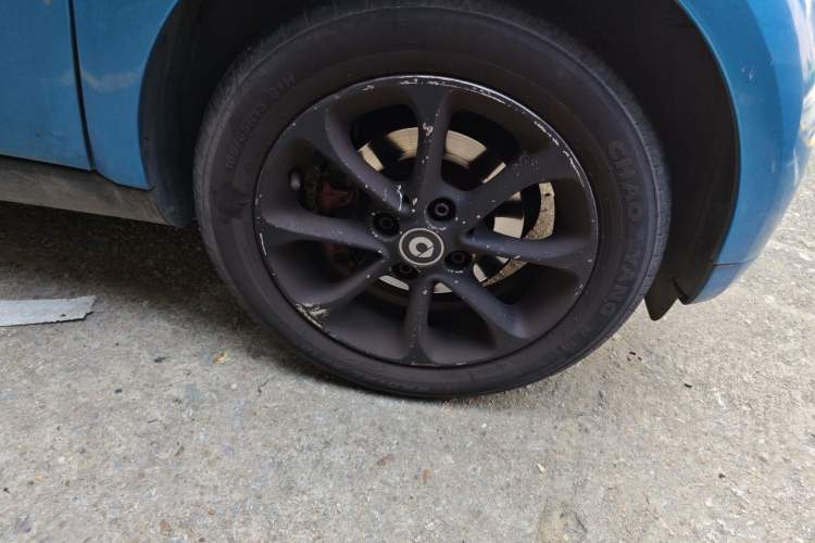 Used smart fortwo 2015 1.0L 52 kW hardtop Dynamic version Right Front Wheel Hub