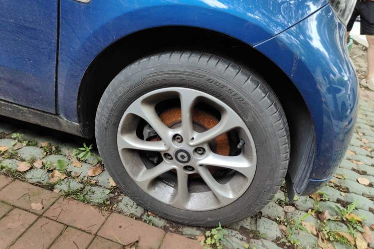 Used smart fortwo 2015 1.0L 52 kW hardtop Dynamic version Right Front Wheel Hub