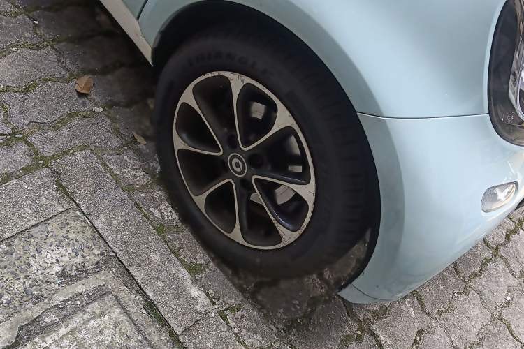 Used smart fortwo 2015 1.0L 52 kW Hardtop Passion Edition Right Front Wheel Hub