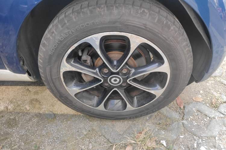 Used smart fortwo 2015 1.0L 52 kW Hardtop Passion Edition Right Front Wheel Hub