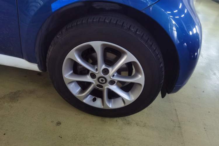 Used smart fortwo 2015 1.0L 52 kW hardtop Dynamic version Right Front Wheel Hub