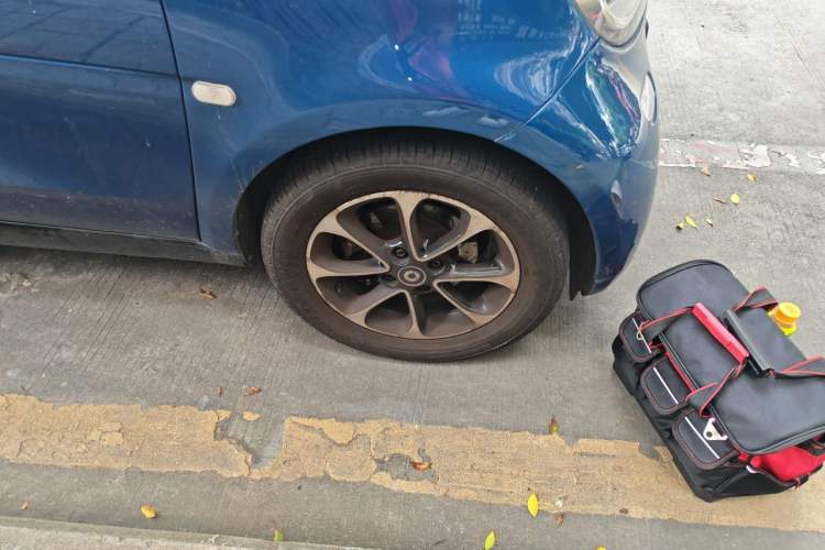 Used smart fortwo 2015 1.0L 52 kW Hardtop Passion Edition Right Front Wheel Hub