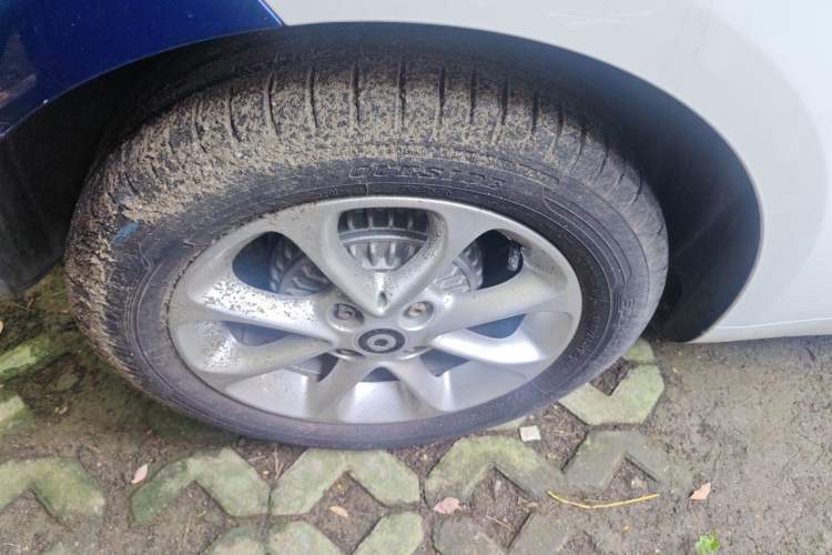Used smart fortwo 2015 1.0L 52 kW hardtop Dynamic version Right Front Wheel Hub