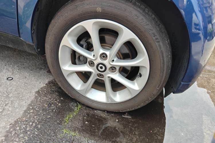 Used smart fortwo 2015 1.0L 52 kW hardtop Dynamic version Right Front Wheel Hub