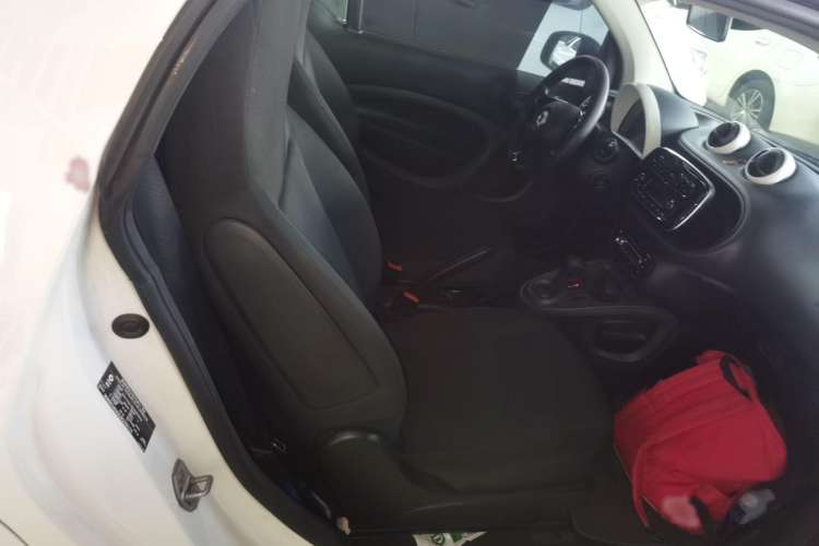 Used smart fortwo 2015 1.0L 52 kW hardtop Dynamic version Right Rear Seat