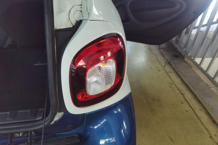 Used smart fortwo 2015 1.0L 52 kW hardtop Dynamic version Right Rear Taillight