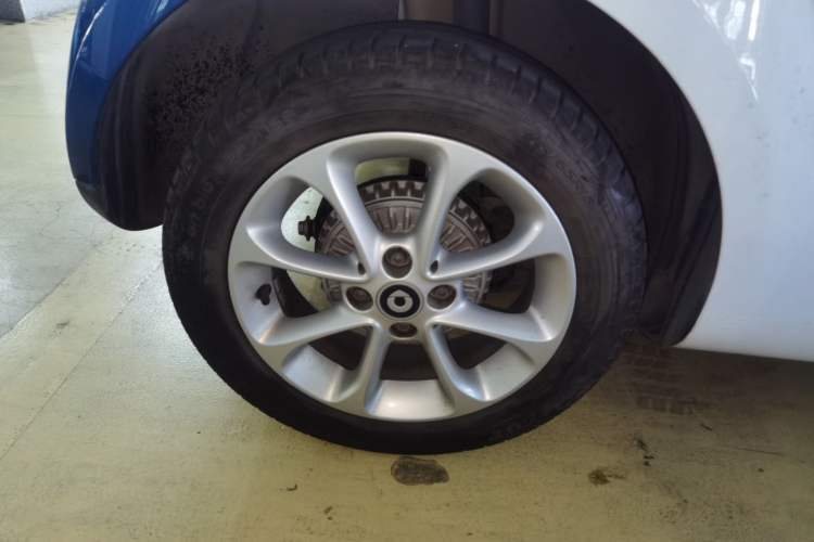Used smart fortwo 2015 1.0L 52 kW hardtop Dynamic version Right Rear Wheel Hub