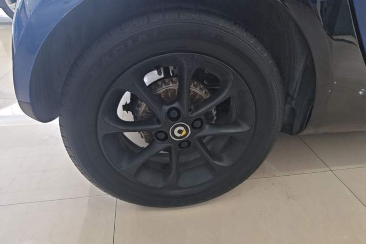 Used smart fortwo 2015 1.0L 52 kW hardtop Dynamic version Right Rear Wheel Hub