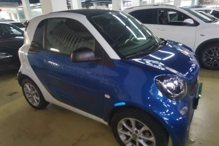 Used smart fortwo 2015 1.0L 52 kW hardtop Dynamic version Right Side
