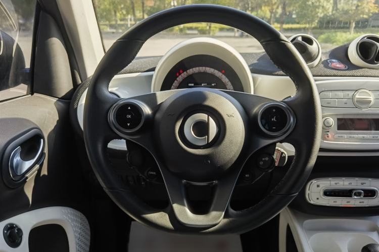 Used smart fortwo 2015 1.0L 52 kW Hardtop Passion Edition Steering Wheel