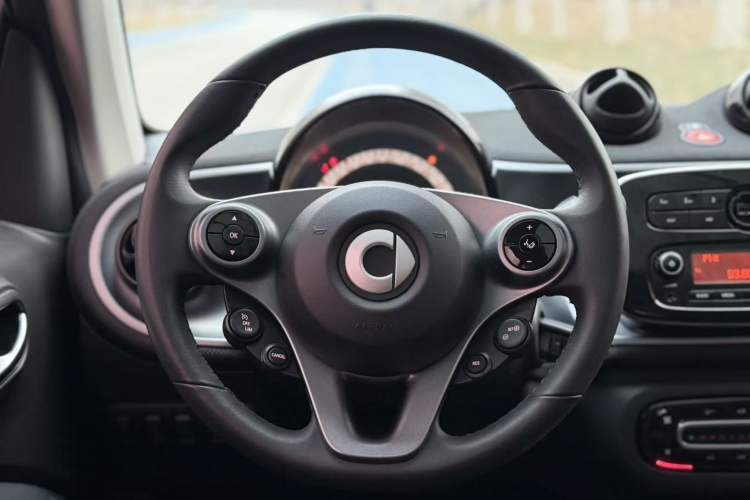 Used smart fortwo 2015 1.0L 52 kW Hardtop Passion Edition Steering Wheel