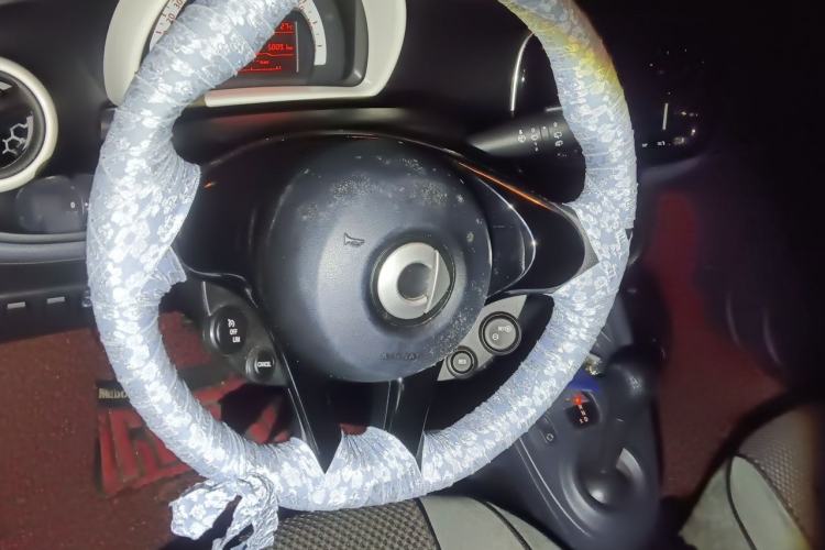 Used smart fortwo 2015 1.0L 52 kW hardtop Dynamic version Steering Wheel