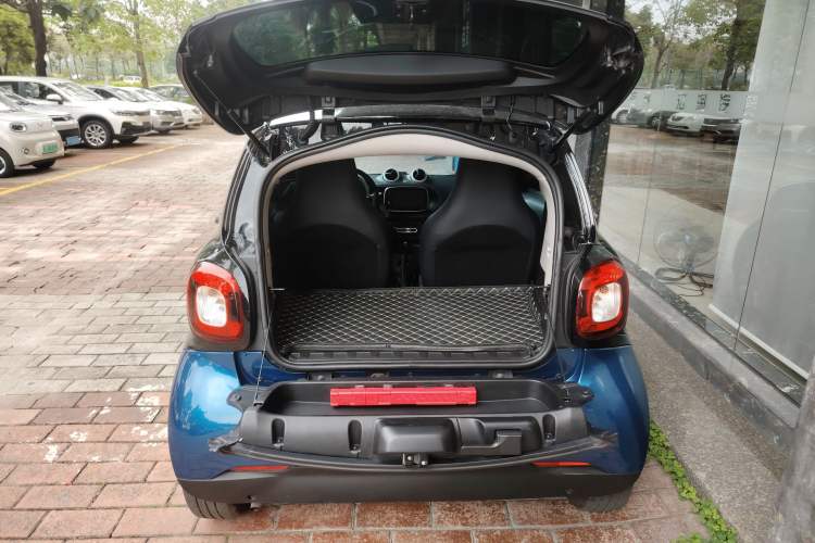 Used smart fortwo 2015 1.0L 52 kW hardtop Dynamic version Trunk