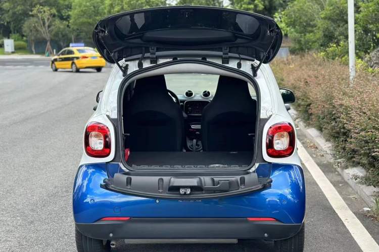 Used smart fortwo 2015 1.0L 52 kW hardtop Dynamic version Trunk
