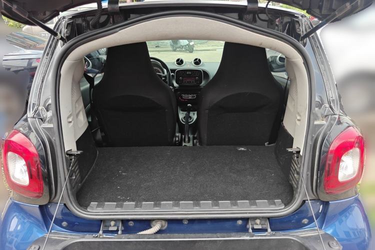 Used smart fortwo 2015 1.0L 52 kW hardtop Dynamic version Trunk