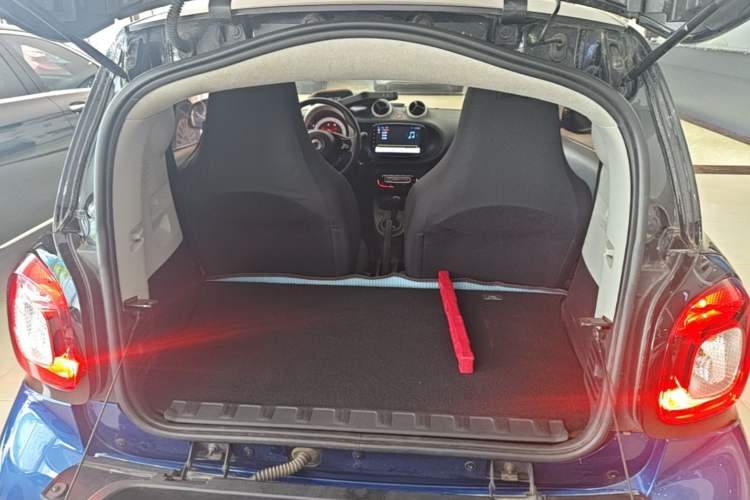 Used smart fortwo 2015 1.0L 52 kW hardtop Dynamic version Trunk