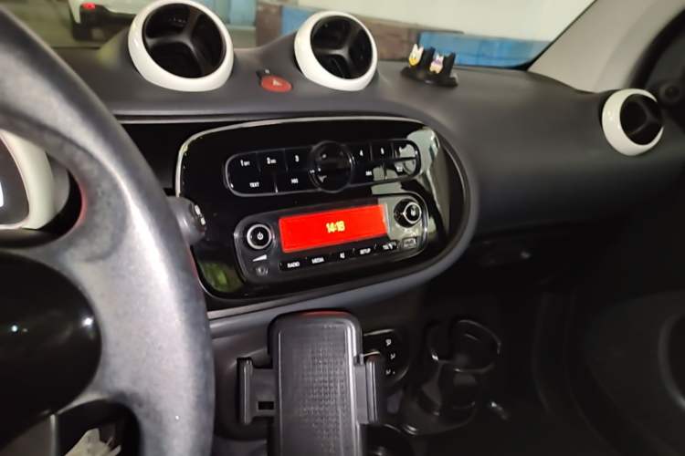 Used smart fortwo 2015 1.0L 52 kW hardtop Dynamic version Audio And AC Panel