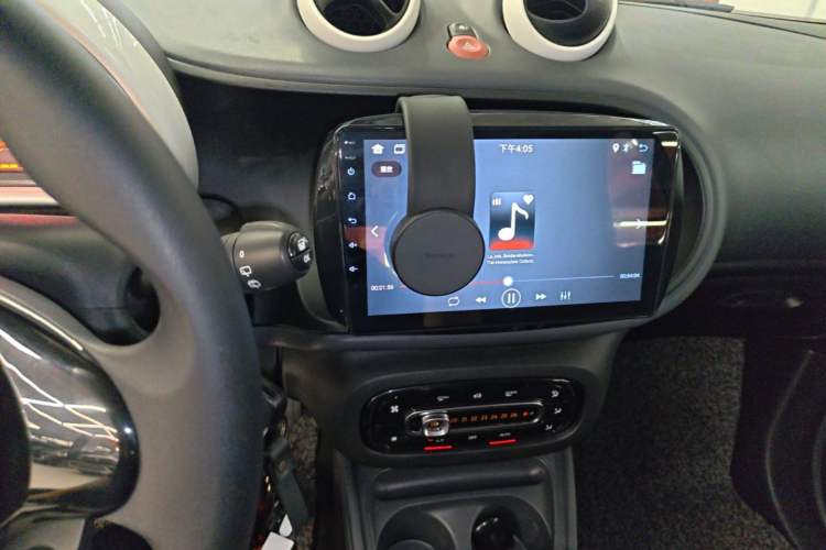 Used smart fortwo 2015 1.0L 52 kW hardtop Dynamic version Audio And AC Panel