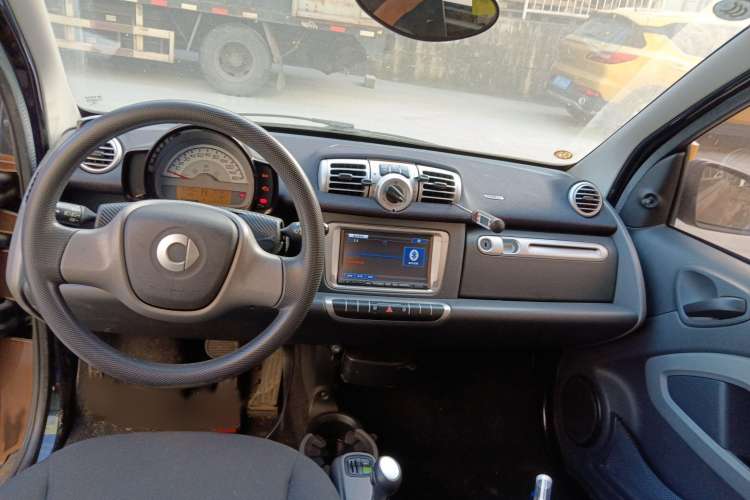 Used smart fortwo 2015 1.0 MHD New Year Special Edition Center Console