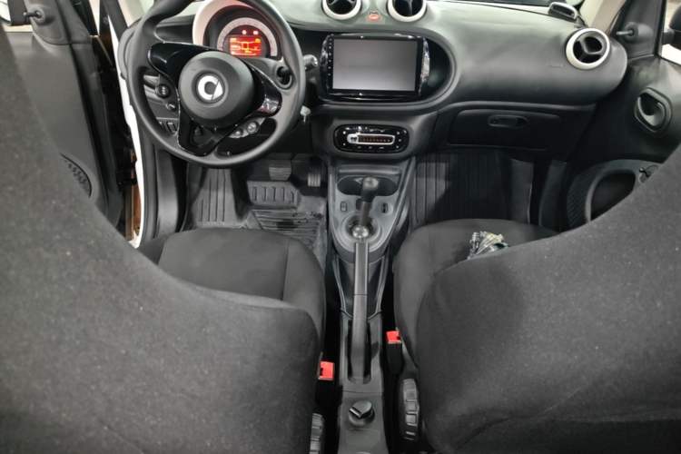Used smart fortwo 2015 1.0L 52 kW hardtop Dynamic version Center Console