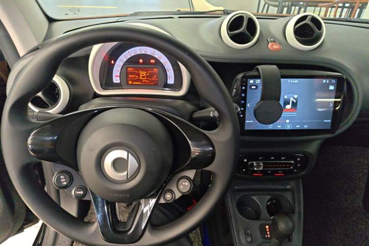 Used smart fortwo 2015 1.0L 52 kW hardtop Dynamic version Center Console