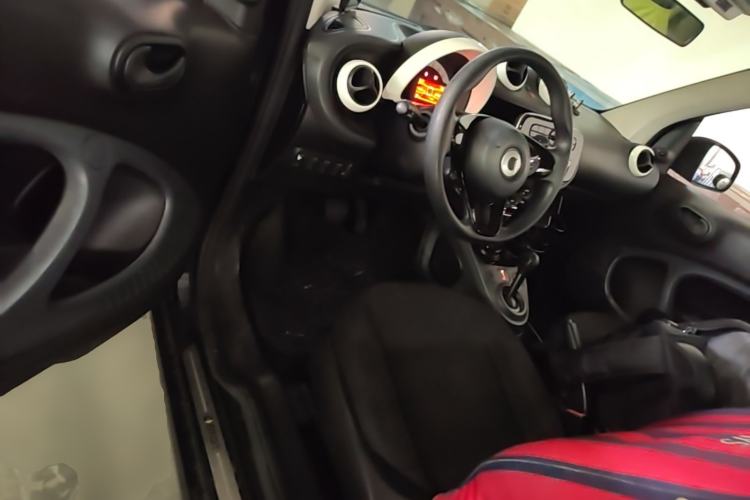 Used smart fortwo 2015 1.0L 52 kW hardtop Dynamic version Driver Seat