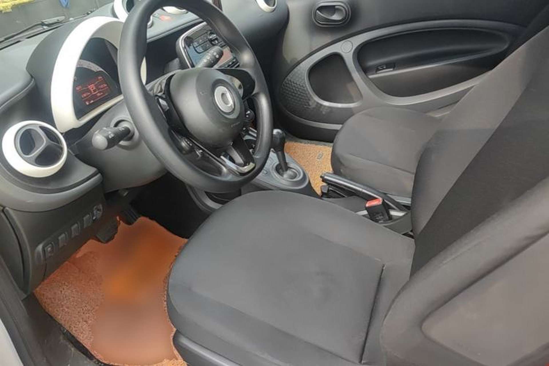 Used smart fortwo 2015 1.0L 52 kW hardtop Dynamic version Driver Seat