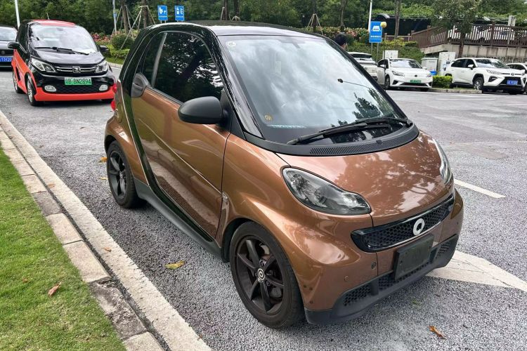 Used smart fortwo 2015 1.0 MHD New Year Special Edition Front Right 45 Deg