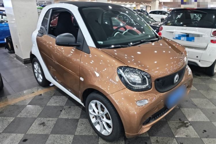 Used smart fortwo 2015 1.0L 52 kW hardtop Dynamic version Front Right 45 Deg