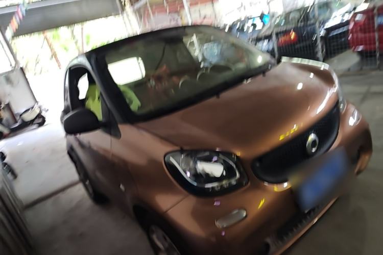 Used smart fortwo 2015 1.0L 52 kW hardtop Dynamic version Front Right 45 Deg