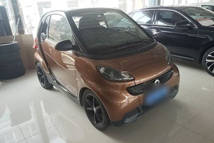 Used smart fortwo 2015 1.0 MHD New Year Special Edition Front Right 45 Deg