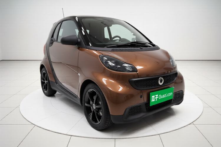Used smart fortwo 2015 1.0 MHD New Year Special Edition Front Right 45 Deg