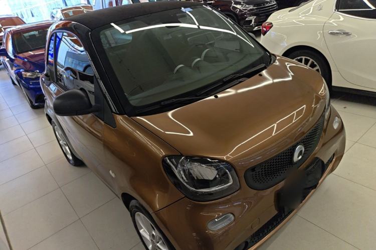 Used smart fortwo 2015 1.0L 52 kW hardtop Dynamic version Front Right 45 Deg