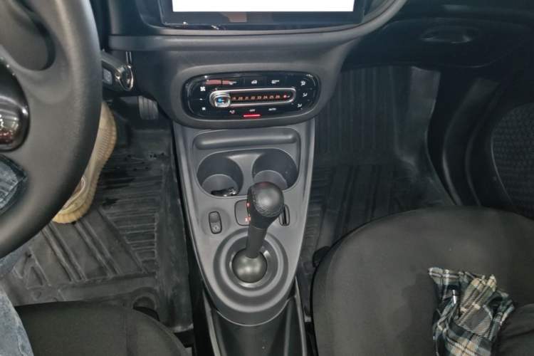 Used smart fortwo 2015 1.0L 52 kW hardtop Dynamic version Gear Lever