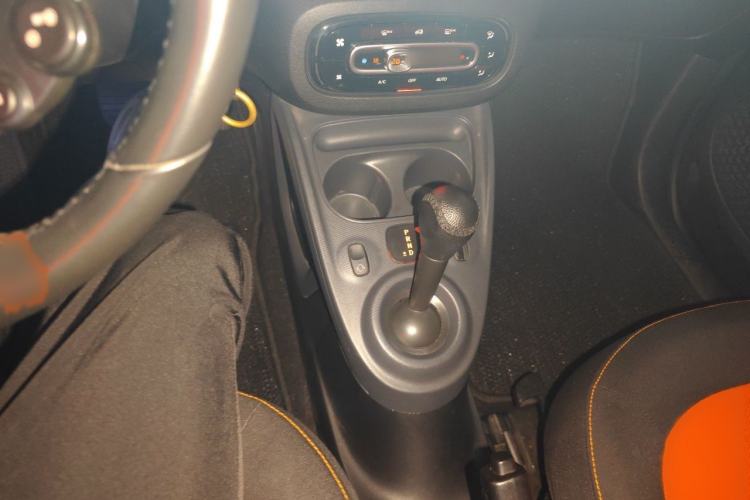 Used smart fortwo 2015 1.0L 52 kW Hardtop Passion Edition Gear Lever