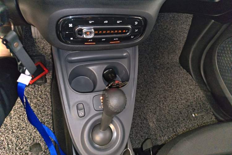 Used smart fortwo 2015 1.0L 52 kW hardtop Dynamic version Gear Lever