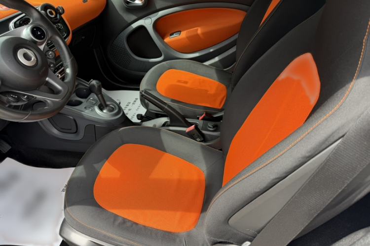 Used smart fortwo 2015 1.0L 52 kW Hardtop Passion Edition Interior 10