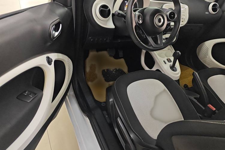 Used smart fortwo 2015 1.0L 52 kW Hardtop Passion Edition Interior 2