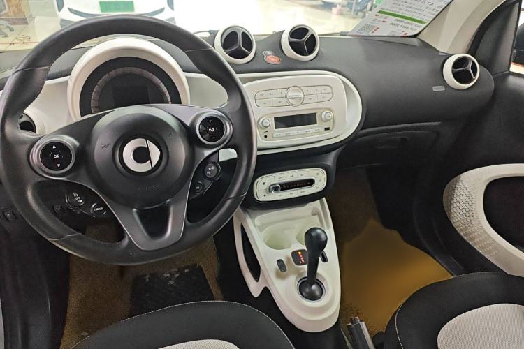 Used smart fortwo 2015 1.0L 52 kW Hardtop Passion Edition Interior 3